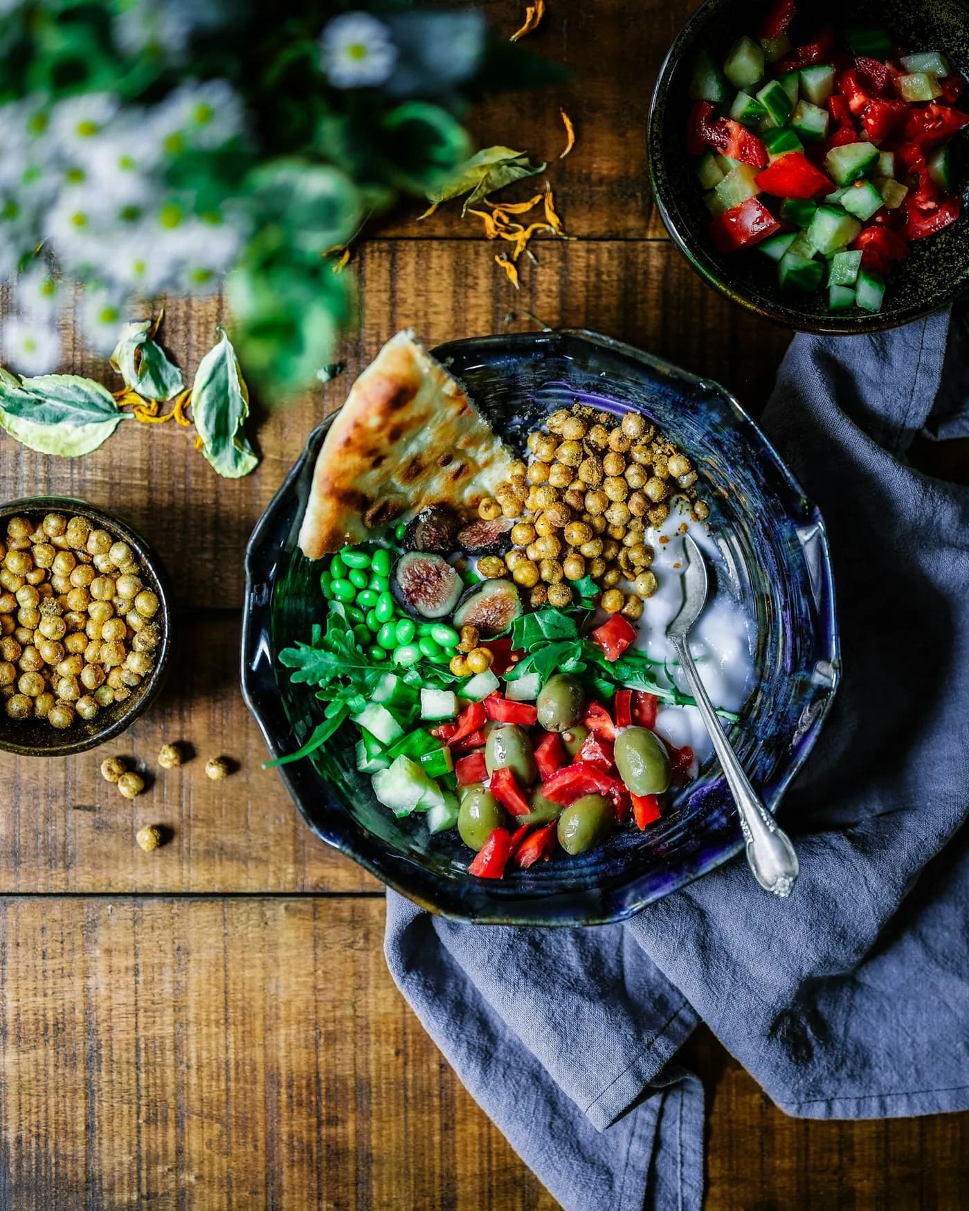Prato com grão-de-bico, folhas verdes e legumes