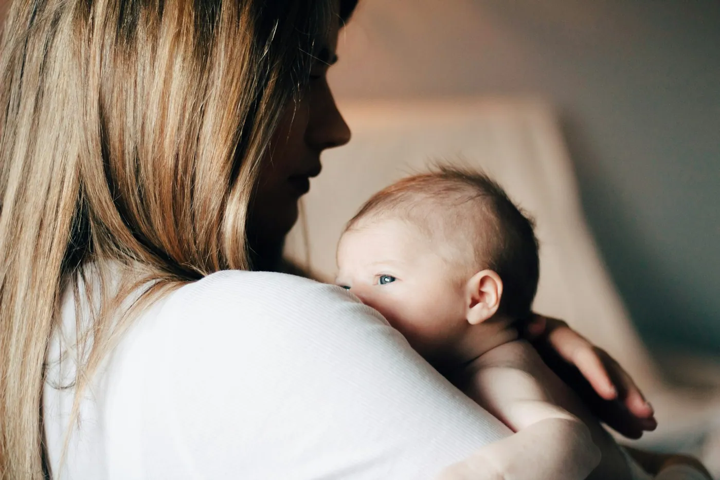 Mãe amamentando um recém-nascido no colo