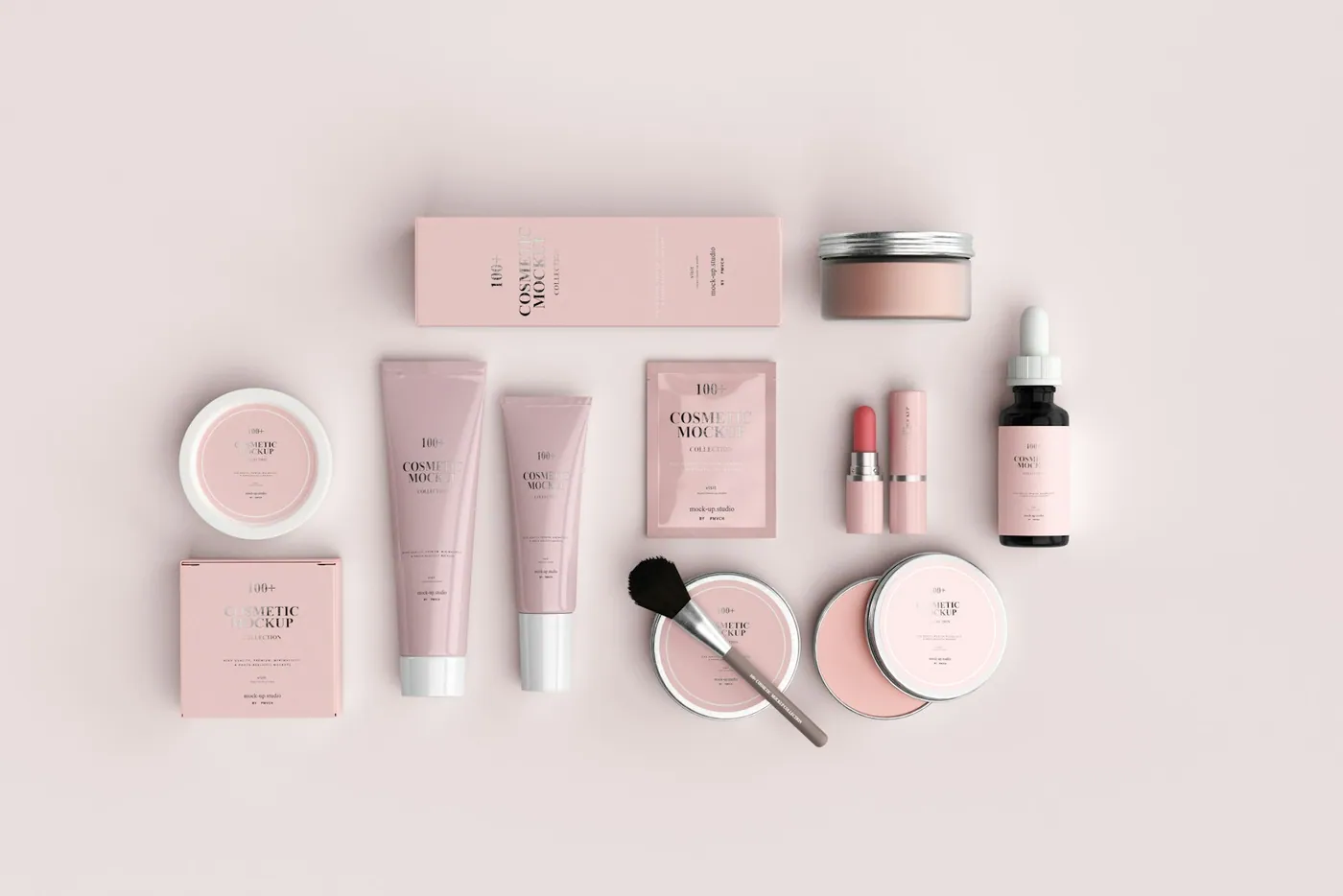 Frascos e potes de cosméticos dispostos sobre fundo claro