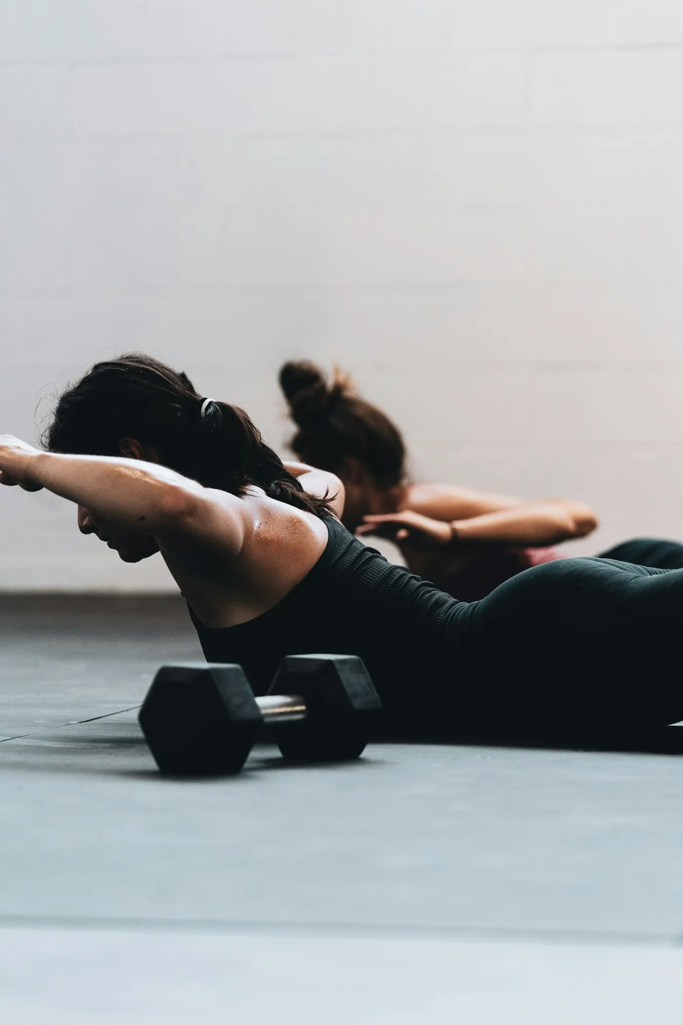 Pessoas em exercício de solo num estúdio