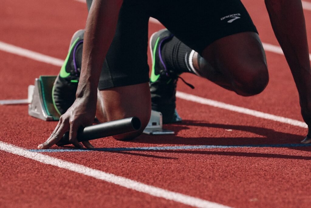 Atleta praticando esporte ao ar livre
