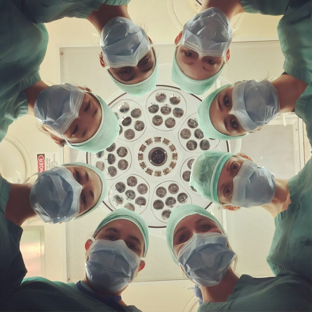 Médico realizando exames preventivos