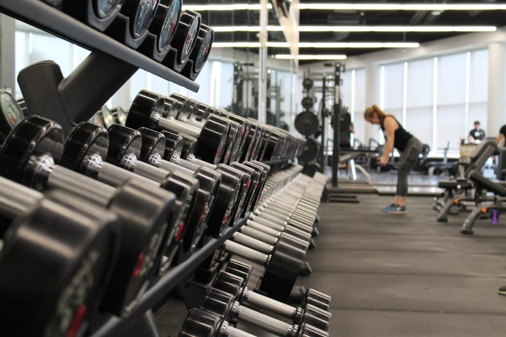 Treino na academia com pesos