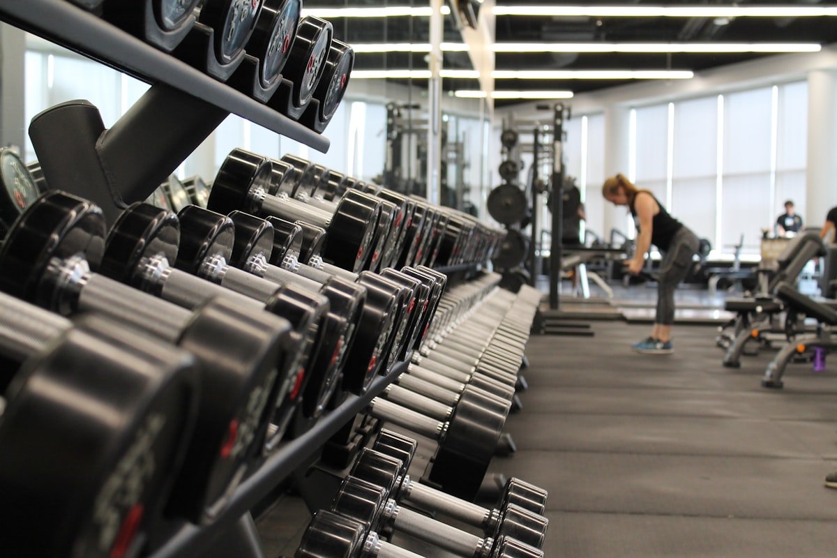 Treino na academia com pesos